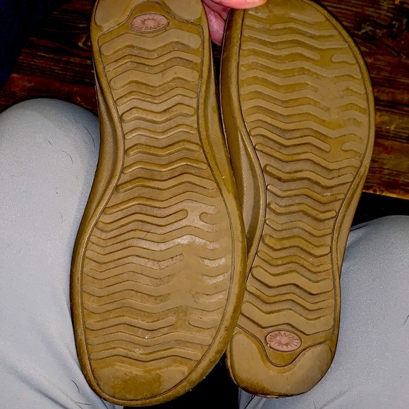 UGG shearling and leather rubber bottom boot. - Picture 5 of 8